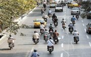 ببینید | لحظه تلخ پرتاب شدن موتورسوار پس از تصادف با پژو ۲۰۶