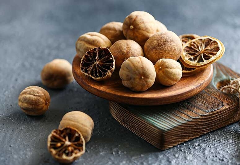 یک چاشنی چربیسوز برای مبتلایان به کبد چرب و چربی خون بالا/ چرا پوست و دانههای تلخ لیموعمانی مفیدند؟