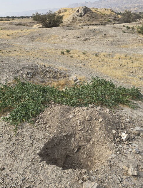 جویندگان گنج این شهر باستانی در استان فارس را سوراخ سوراخ کردهاند/ عکس