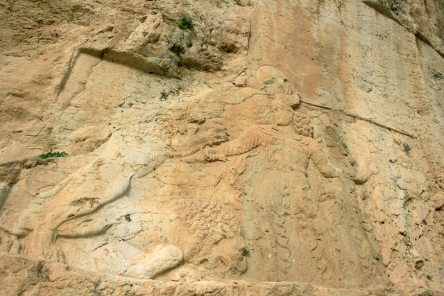 جویندگان گنج این شهر باستانی در استان فارس را سوراخ سوراخ کردهاند/ عکس