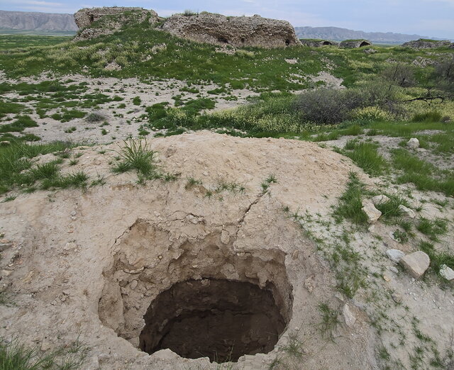 جویندگان گنج این شهر باستانی در استان فارس را سوراخ سوراخ کردهاند/ عکس