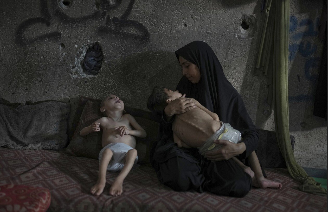 آسوشیتدپرس:آنها در آغوش مادرشان به آرامی درحال تحلیل رفتن هستند/تصاویر