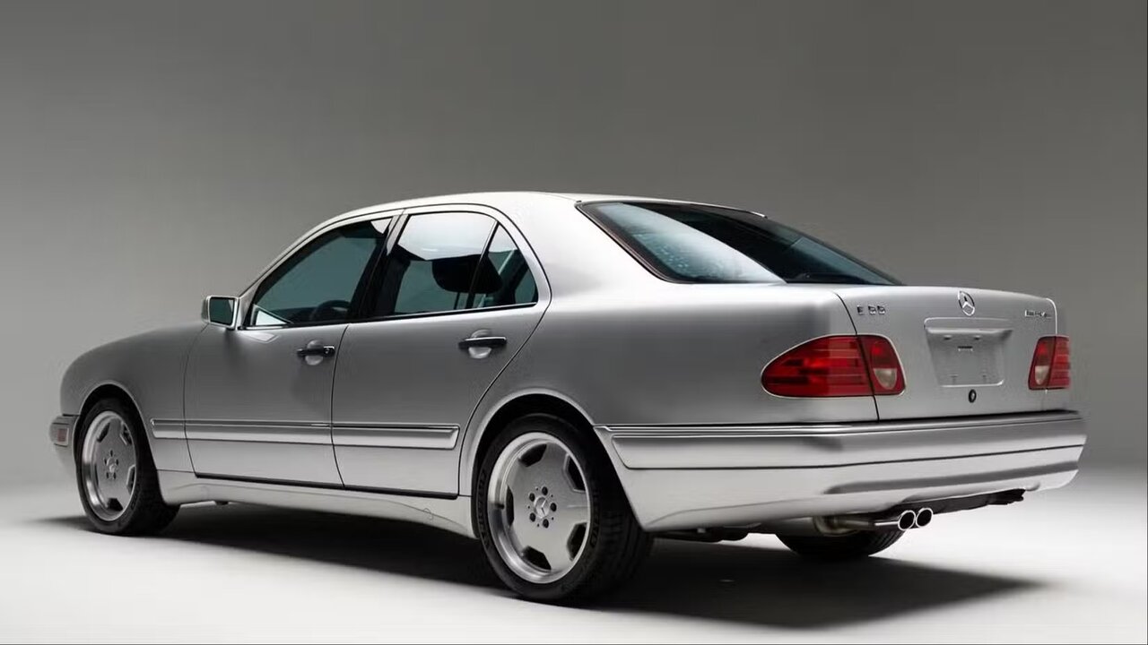 از تاریکی زیرزمین تا نور حراجی / مرسدس بنز ۲۶ ساله آماده فروش میشود /عکس