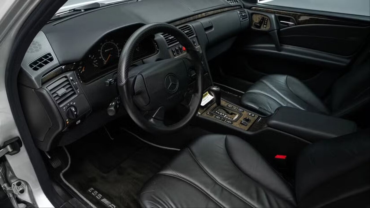 از تاریکی زیرزمین تا نور حراجی / مرسدس بنز ۲۶ ساله آماده فروش میشود /عکس