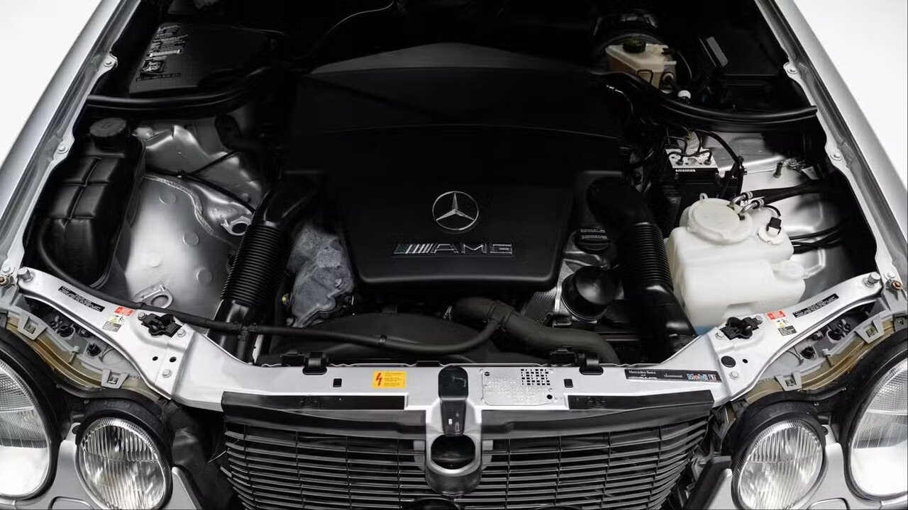 از تاریکی زیرزمین تا نور حراجی / مرسدس بنز ۲۶ ساله آماده فروش میشود /عکس