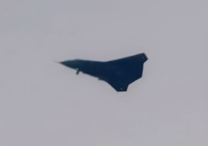 چین پرندهای مرموز را آزمایش کرد؛ جنگندهای بدون دم!