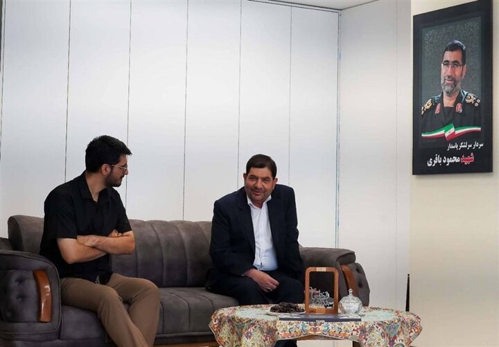 محمد مخبر مشاور و دستیار رهبر انقلاب به دیدار خانواده شهید محمود باقری رفت/ شهید باقری شبکهای علمی برای تولید موشکهای نقطهزن ایجاد کرد