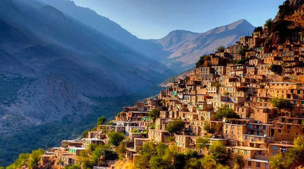 ۵ مقصد گردشگری در هفته‌های پایانی تابستان/ از جزیره رنگ‌ها تا غول خروشان