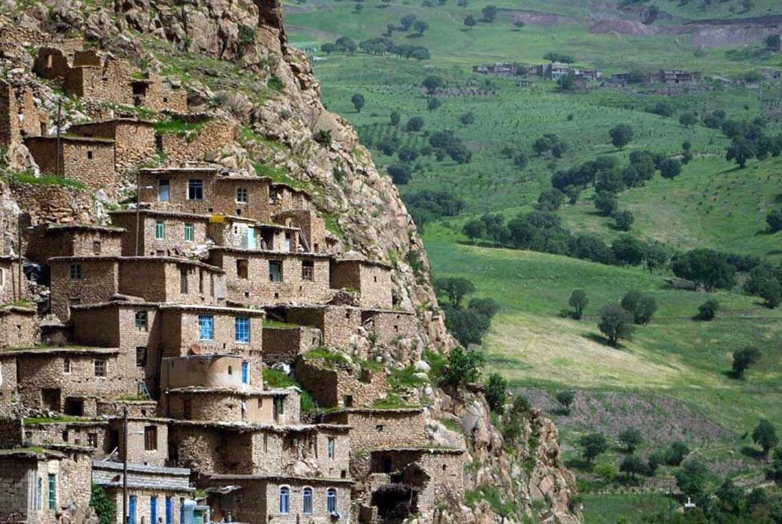۵ مقصد گردشگری در هفته‌های پایانی تابستان/ از جزیره رنگ‌ها تا غول خروشان
