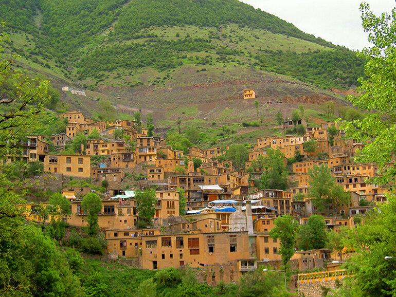 ۵ مقصد گردشگری در هفته‌های پایانی تابستان/ از جزیره رنگ‌ها تا غول خروشان