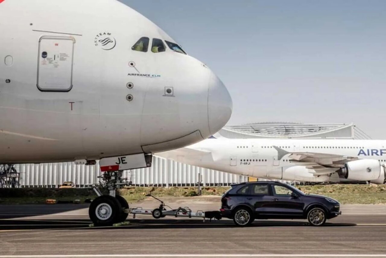 چهار خودرویی که با بکسل کردن هواپیماهای مسافربری شگفتی آفریدند