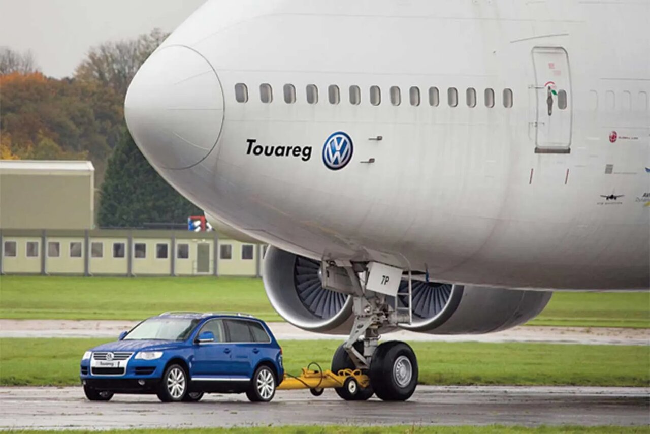 چهار خودرویی که با بکسل کردن هواپیماهای مسافربری شگفتی آفریدند