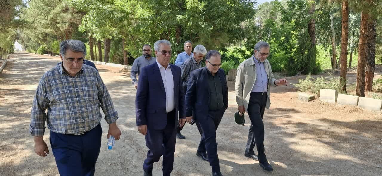 بازدید فرماندار و نماینده مجلس از نهالستان شهید عموزاده در راستای اجرای طرح ملی کاشت یک میلیارد درخت در سمنان