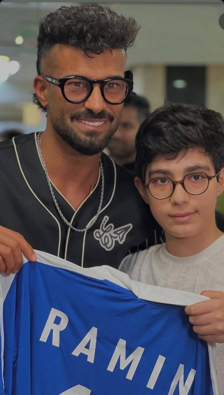 عکس | اقدام زیبای رامین رضاییان برای خوشحالی یک کودک