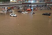 ببینید | باران سیل‌آسا ژنگژو را زیر آب برد؛ تعطیلی کامل شهر