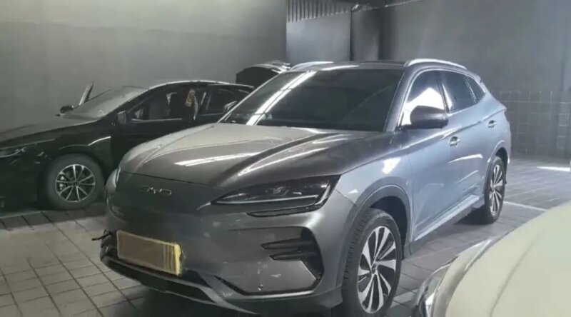 برخورد صاعقه به خودروی وارداتی بازار ایران /عکس و فیلم