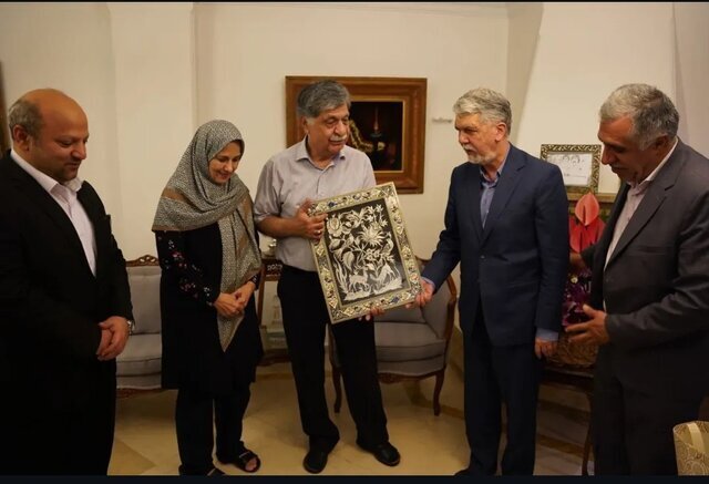 دیدار وزیر فرهنگ با محمدمهدی فرقانی و خانواده احمد توکلی در روز خبرنگار 2