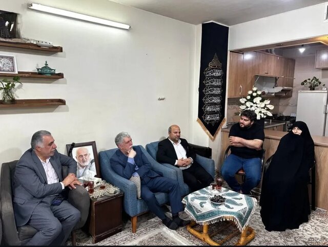 دیدار وزیر فرهنگ با محمدمهدی فرقانی و خانواده احمد توکلی در روز خبرنگار 3