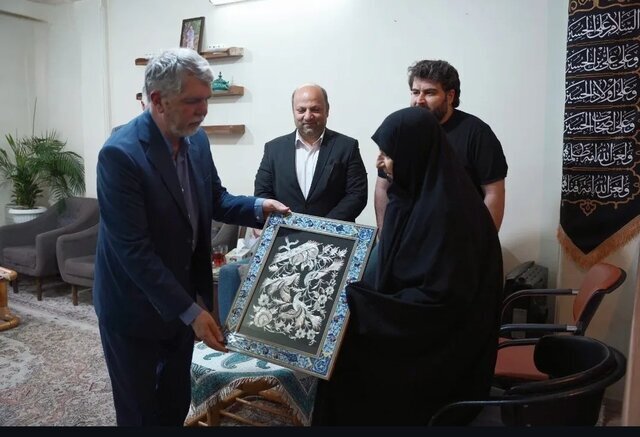 دیدار وزیر فرهنگ با محمدمهدی فرقانی و خانواده احمد توکلی در روز خبرنگار 4