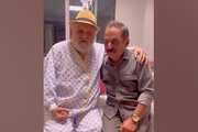 ببینید | اولین تصاویر از اکبر عبدی در بیمارستان؛ آقای بازیگر با کلاه روی تخت در کنار آقا رشید!