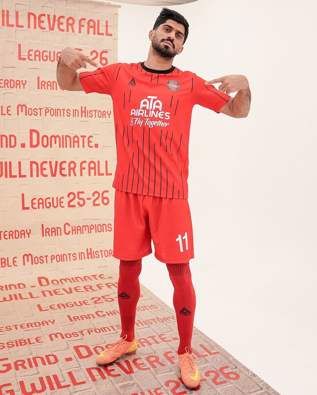 عکس | رونمایی از پیراهن تراکتور برای لیگ ۲۵