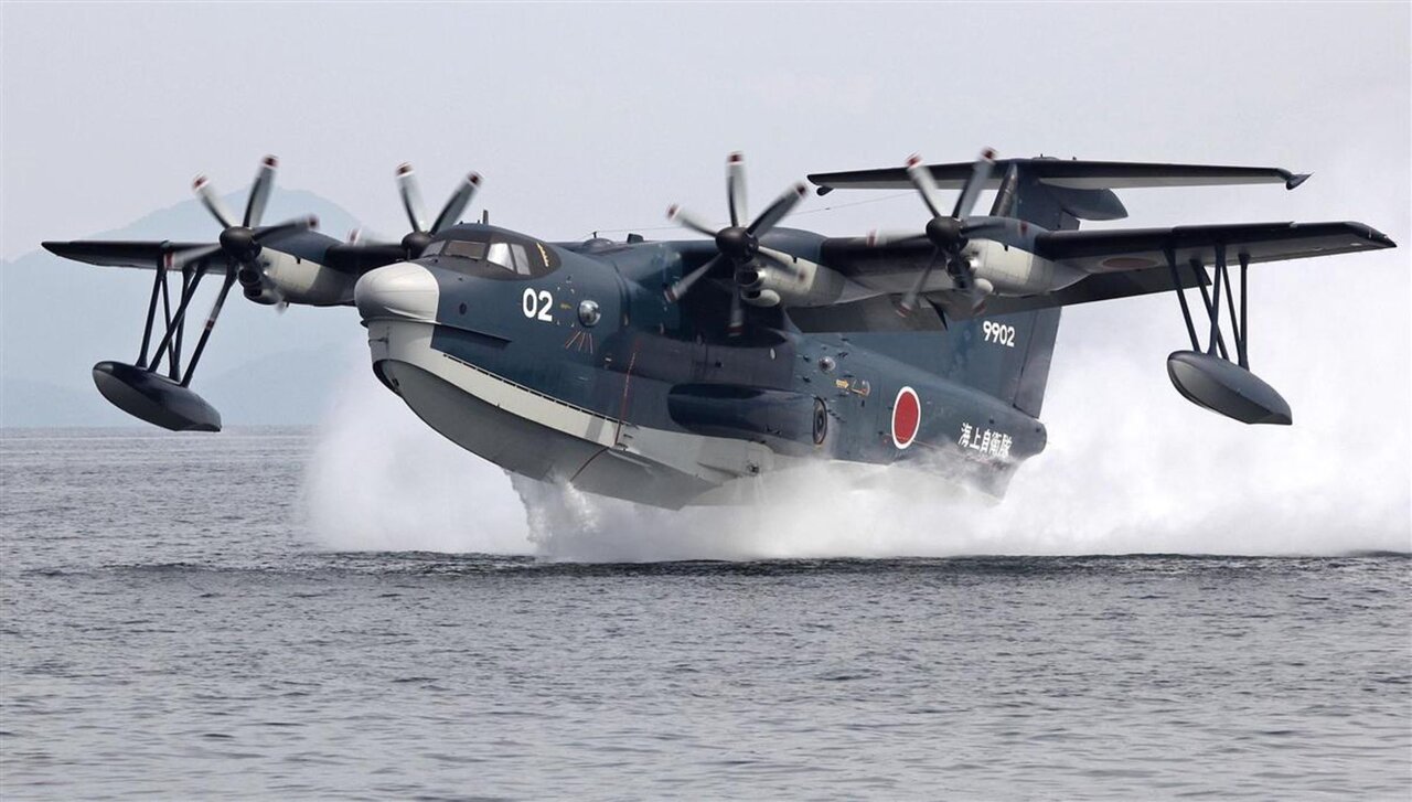 هواپیمای آبی خاکی ShinMaywa US-2 ژاپن در سطح آب