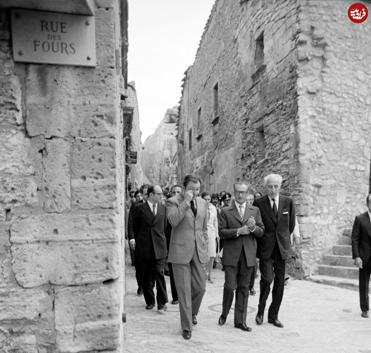 عکس | قدمزنی محمدرضا پهلوی با هیات خارجی در کوچههای پاریس در سال ۱۳۵۳