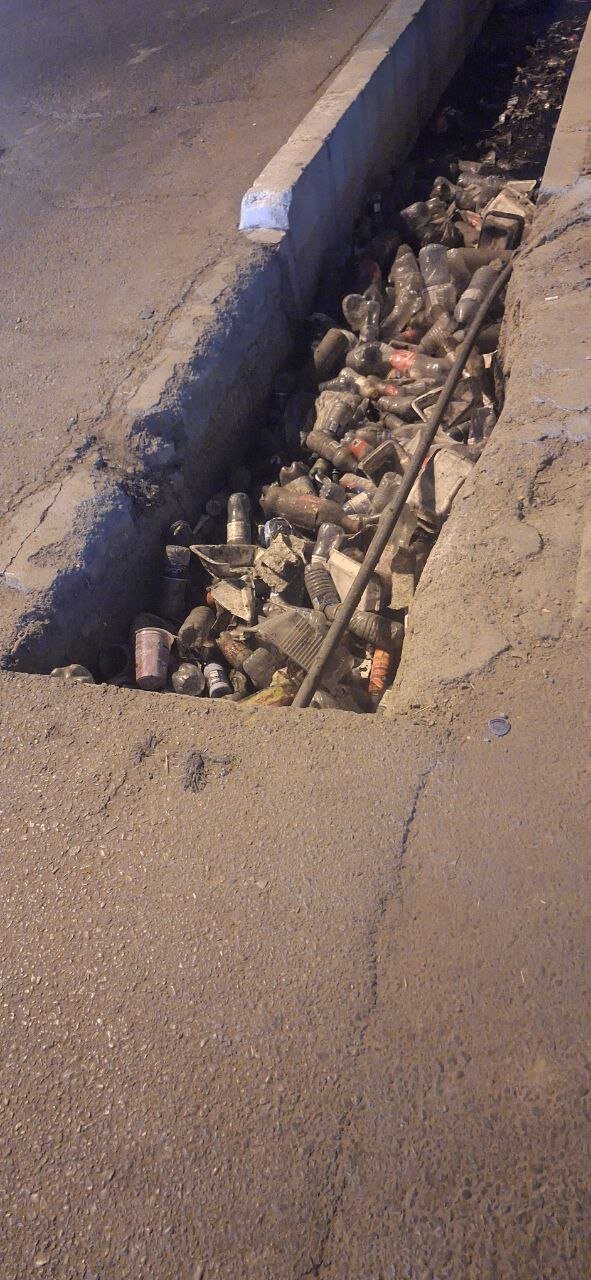 جوی شهری که در آن موش و بطری روان است/ عکس