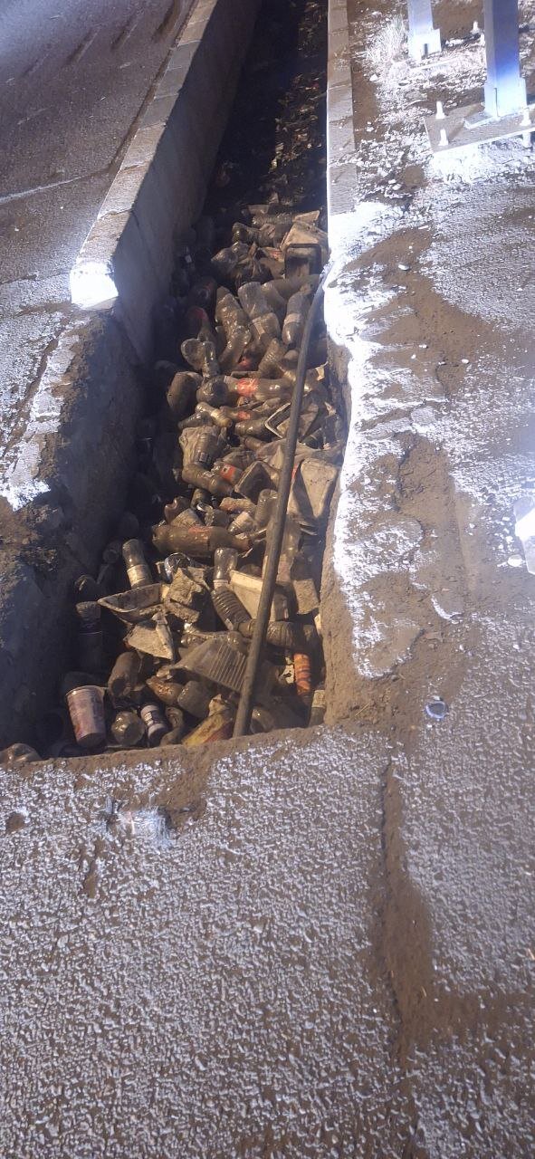 جوی شهری که در آن موش و بطری روان است/ عکس