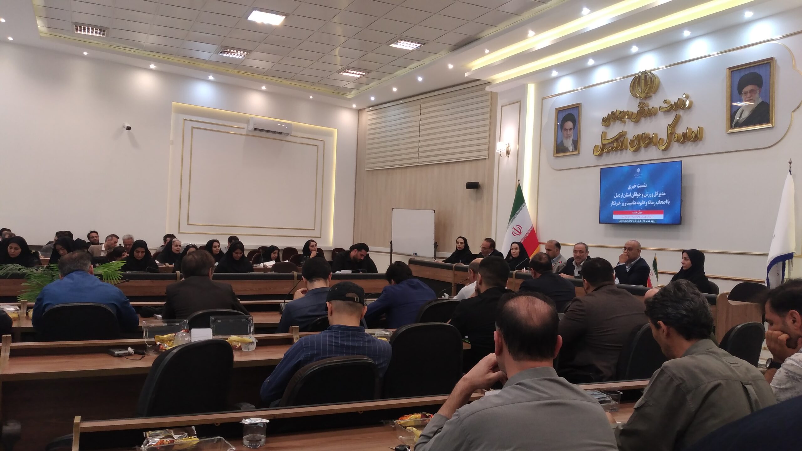 عوض نخست: تا وقتی مدیرکل هستم، از هیچ رسانه ای شکایت نمی کنم