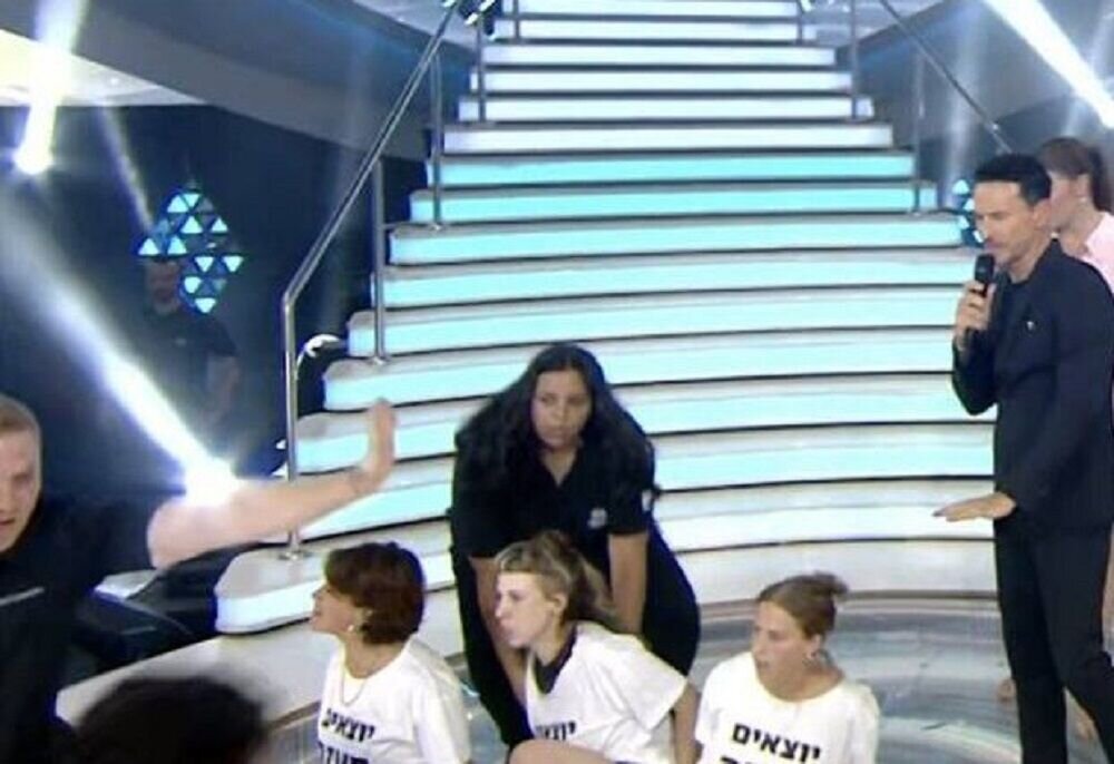 اعتراضات در اسرائیل به خشونت کشیده شد/یورش معترضان به استودیو شبکه ۱۳ اسرائیل با لباسهای ویژه/عکس