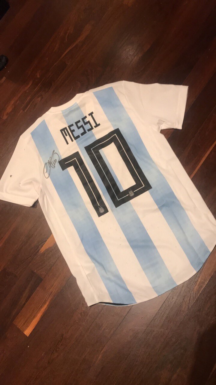 عکس | هدیه لیونل مسی به ستاره جدید استقلال