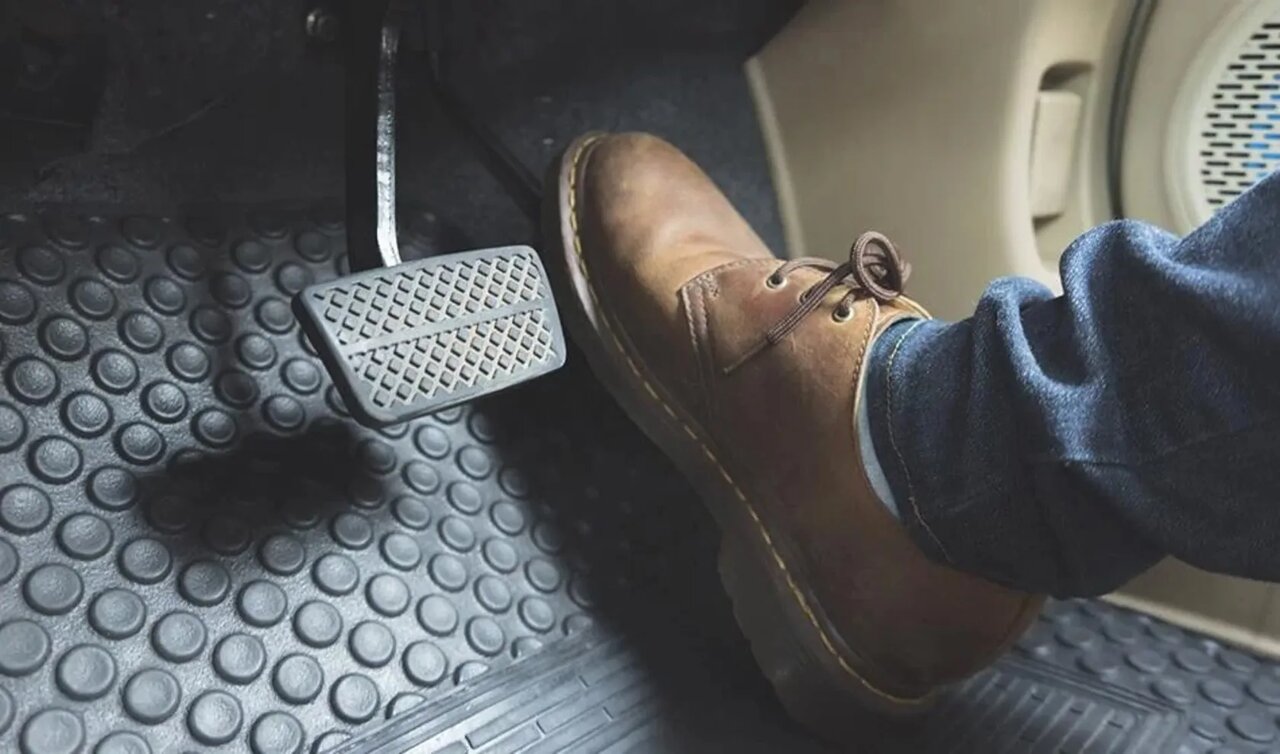 سفت و شل شدن پدال گاز / دلایل، عیبیابی و تعمیر