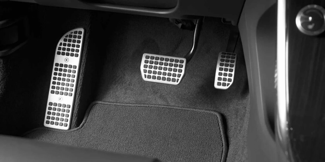 سفت و شل شدن پدال گاز / دلایل، عیبیابی و تعمیر