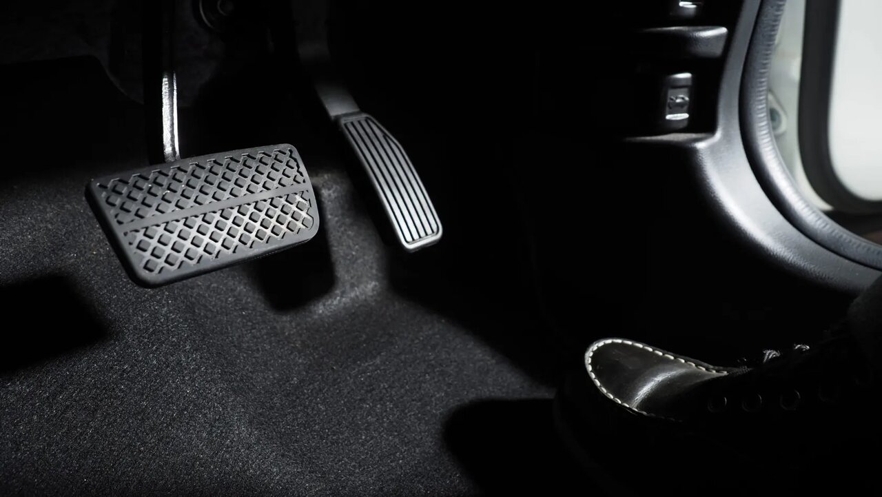 سفت و شل شدن پدال گاز / دلایل، عیبیابی و تعمیر