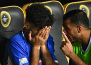 عکس| گریه سامان فلاح روی نیمکت؛ شرمنده هوادارن هستم!