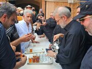 تصاویری جالب از پذیرایی علی لاریجانی از زائران در موکبی در کربلا