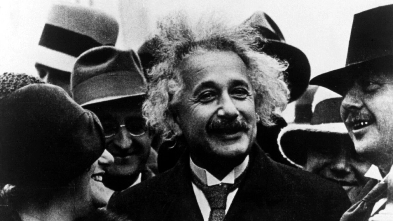 عکس تاریخی: اینشتین در سن ۹ سالگی به همراه خواهرش؛ مربوط به سال ۱۲۶۶ شمسی عکس تاریخی: اینشتین در سن ۹ سالگی به همراه خواهرش؛ مربوط به سال ۱۲۶۶ شمسی