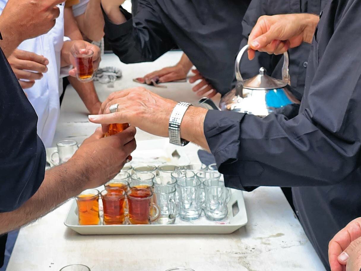 تصاویری جالب از پذیرایی علی لاریجانی از زائران در موکبی در کربلا