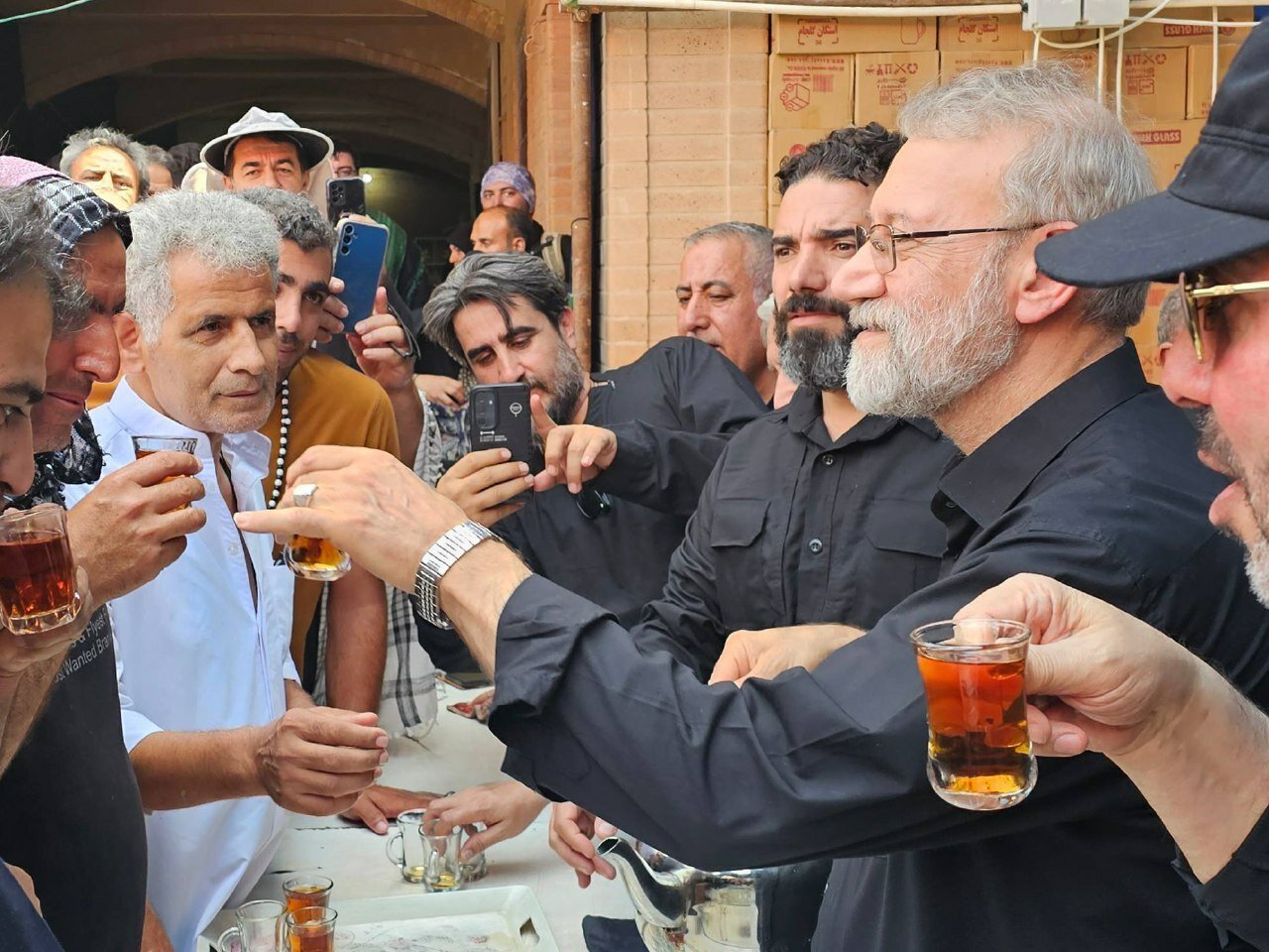 تصاویری جالب از پذیرایی علی لاریجانی از زائران در موکبی در کربلا