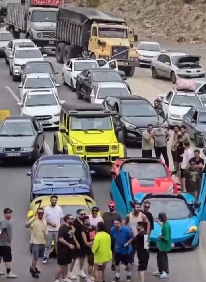 صاحبان خودروهای بنز و لامبورگینی و مکلارن چرا جاده فیروزکوه را بستند؟/ عکس