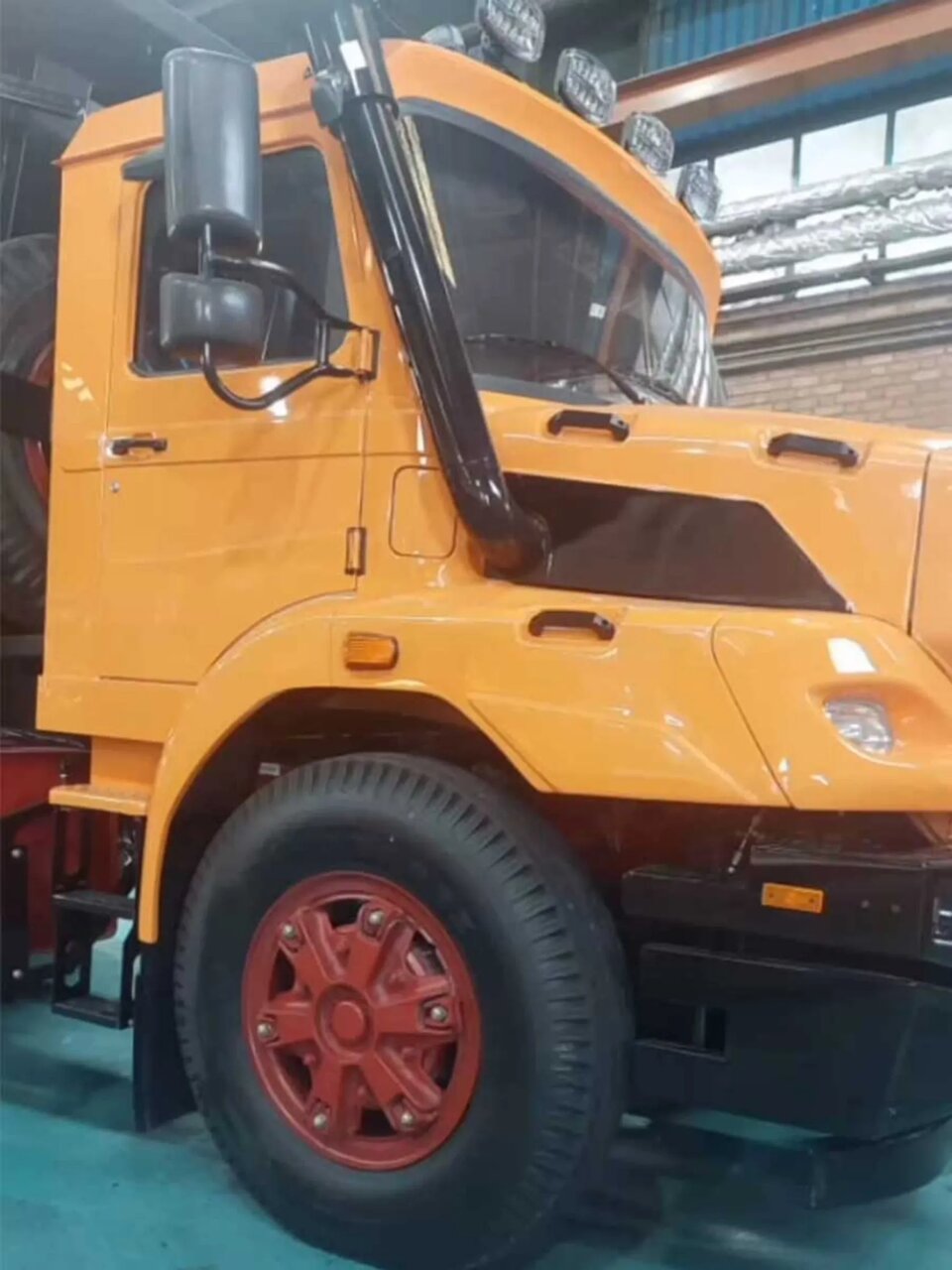 فیسلیفت بنز به سبک ایرانخودرو / کامیون ۶۰ ساله نونوار شد / عکس