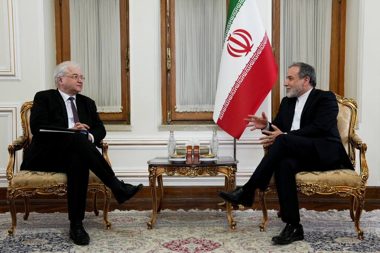 تصویری از دیدار عباس عراقچی با نماینده ویژه روسیه در امور قفقاز