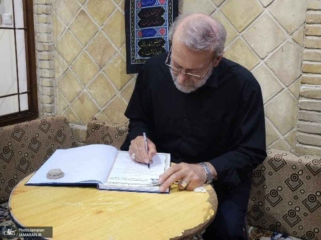 علی لاریجانی در دفتر یادبود منزل امام خمینی (س) در نجف چه چیزی یادداشت کرد + تصویر