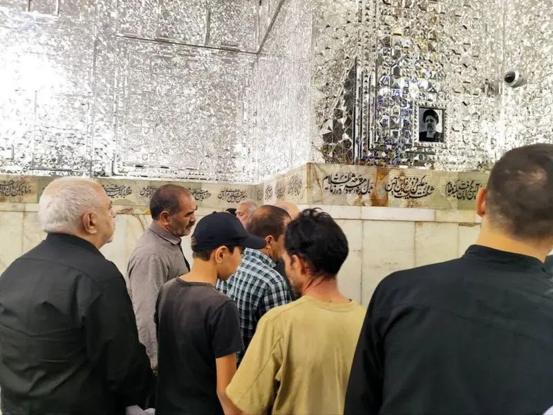تصویری از حضور ظریف بر مزار سید ابراهیم رئیسی در روز اربعین + عکس