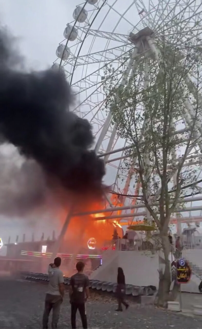 آتشسوزی یک چرخوفلک در شهربازی/ عکس