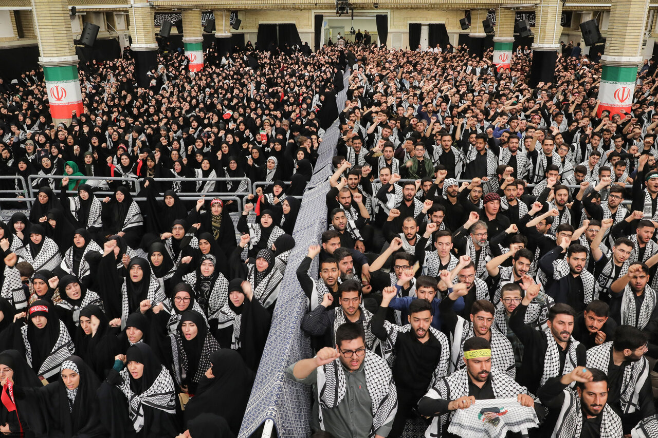 تصاویری از برگزاری مراسم عزاداری اربعین در حسینیه امام خمینی/ مداح مراسم چه کسی بود؟