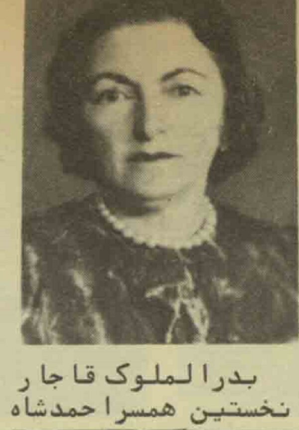 همسر احمدشاه به پنجره روزنامه چسبانده بود که چشمش به مجسمه رضاشاه نیفتد