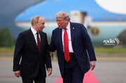 ایستادن ترامپ و پوتین مقابل پرده ای آبی رنگ بدون اظهار نظر؛ روی پرده چه نوشته شده است؟/ عکس
