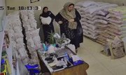 ببینید | سرقت عجیب دو گونی برنج توسط یک زن و دختر جوان در تبریز!